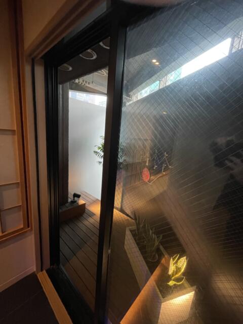 HOTEL SENSE(センス)(新宿区/ラブホテル)の写真『401号室　内庭　※サウナはないのに整いスペース?!』by ぴろりん