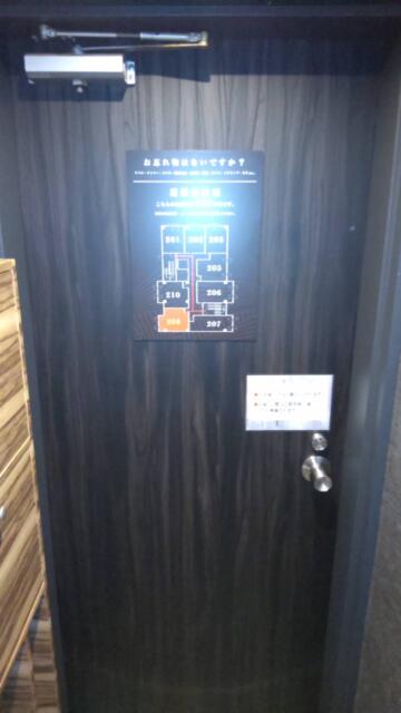 ホテル ユニオン(旭川市/ラブホテル)の写真『208号室 入室後のドアの案内。ドアノブの上に「清算したら退室できる」と書いてあるけどこれは間違い。』by t0m0