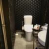 ホテル ユニオン(旭川市/ラブホテル)の写真『208号室 左から順にお風呂の扉、トイレ（カーテンがあるため一応仕切れる）、洗面台』by t0m0