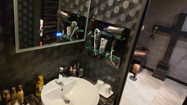ホテル ユニオン(旭川市/ラブホテル)の写真『208号室 洗面台（鏡はライトをつけれるようになっている、ライトのON/OFFなどは中央の青いボタンをタッチすることで切り替え可能）』by t0m0