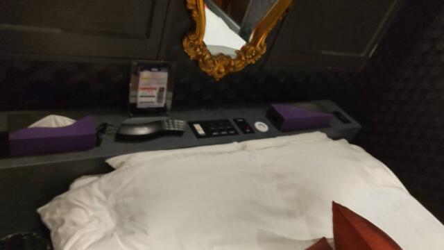 ホテル ユニオン(旭川市/ラブホテル)の写真『208号室 ベッド（左からティッシュ、電話機と清算方法の案内、スイッチ類、電動マッサージ機、電源）』by t0m0