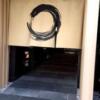 HOTEL OPERA (オペラ)(新宿区/ラブホテル)の写真『昼の入口（入ると奥右に有人フロント、突き当りの自動ドアは出口）』by ＪＷ