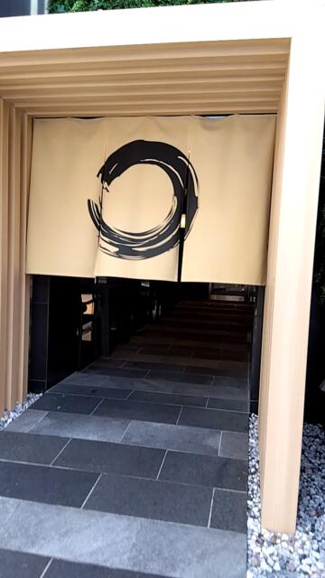 HOTEL OPERA (オペラ)(新宿区/ラブホテル)の写真『昼の入口（入ると奥右に有人フロント、突き当りの自動ドアは出口）』by ＪＷ