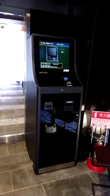 HOTEL OPERA (オペラ)(新宿区/ラブホテル)の写真『出口の精算機（カードを挿し込み精算確認後、横の自動ドアが開く）』by ＪＷ