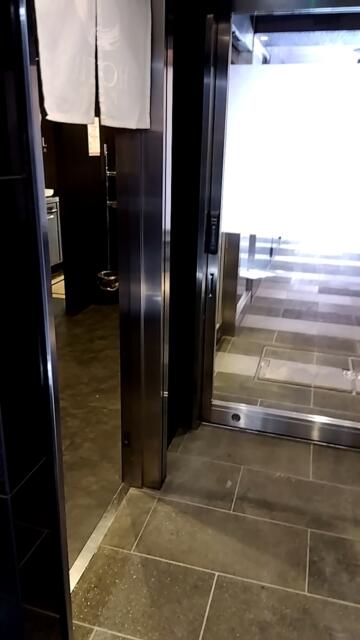 HOTEL OPERA (オペラ)(新宿区/ラブホテル)の写真『出口自動ドア。左ののれん奥はフロント（入室時はそちらから入ってくる）』by ＪＷ