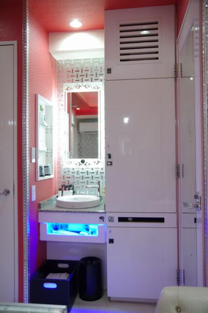 HOTEL AUGUSTA(荒川区/ラブホテル)の写真『751号室　洗面台と備品ラック』by マーケンワン