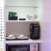 HOTEL AUGUSTA(荒川区/ラブホテル)の写真『751号室　備品ラック上段(茶器類と電子レンジ)』by マーケンワン