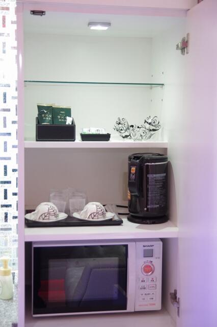 HOTEL AUGUSTA(荒川区/ラブホテル)の写真『751号室　備品ラック上段(茶器類と電子レンジ)』by マーケンワン