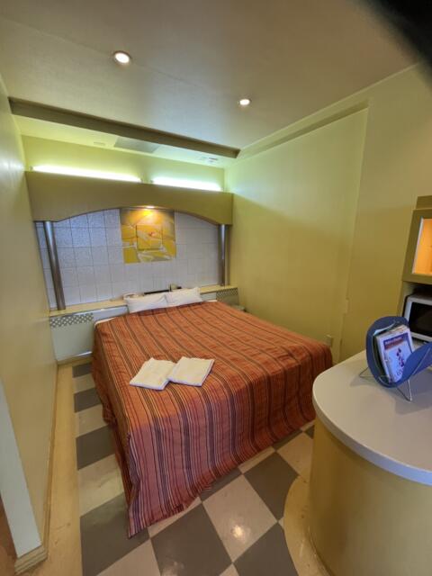 ホテル ア・パッション(浜松市/ラブホテル)の写真『15号室　ベット』by ま〜も〜る〜