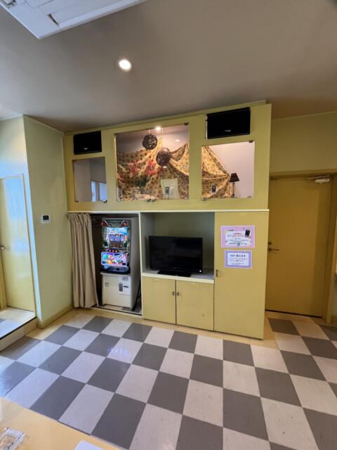 ホテル ア・パッション(浜松市/ラブホテル)の写真『15号室　テレビボード全体』by ま〜も〜る〜
