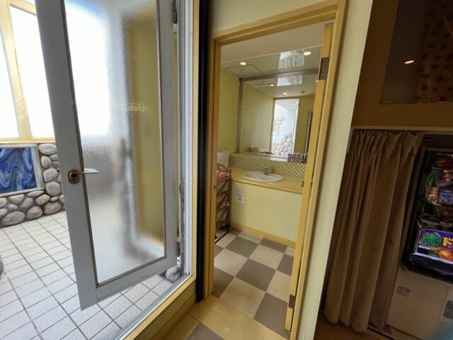 ホテル ア・パッション(浜松市/ラブホテル)の写真『15号室　部屋から洗面所』by ま〜も〜る〜