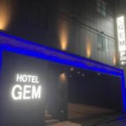 HOTEL GEM(ジム)(全国/ラブホテル)の写真『夜の外観①』by hireidenton