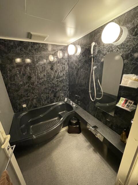 BaliAn RESORT(バリアンリゾート)新宿(新宿区/ラブホテル)の写真『801号室　浴室(浴槽は通常サイズでシャワースペースが広め)』by ぴろりん