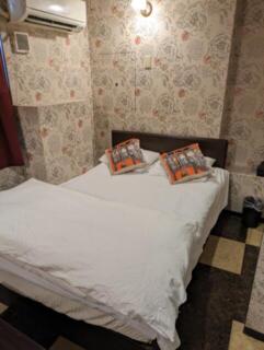 HOTEL Fine(ファイン)(新宿区/ラブホテル)の写真『201号室 ベッド（掛け布団なかなかフカフカでした）』by umesan