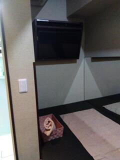 レンタルルーム パラオ(立川市/ラブホテル)の写真『2号室（ベッド足元にテレビ。左はシャワー）』by ＪＷ