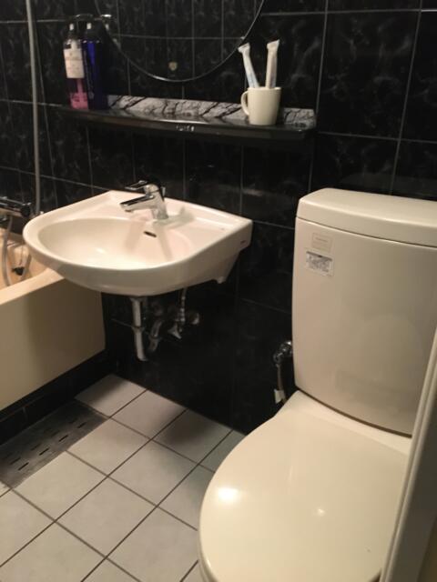 TOP(トップ)(渋谷区/ラブホテル)の写真『205号室　ユニットバス　トイレと洗面台』by ちげ