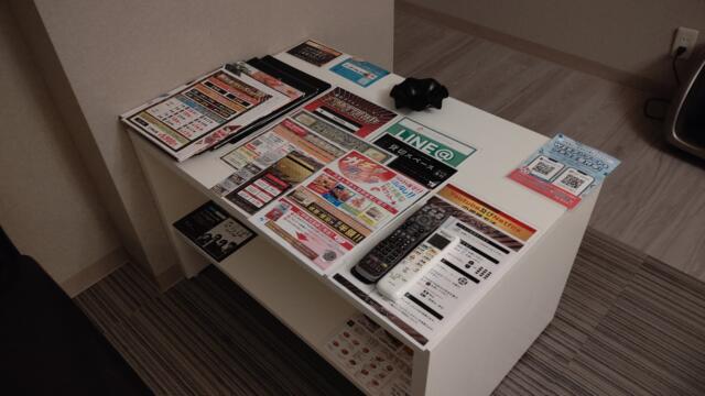 HOTEL LUNA MODERN 桜ノ宮(大阪市/ラブホテル)の写真『210号室、テーブル、各種リーフレット』by Sparkle