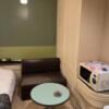 Will CIty(ウィルシティ)池袋(豊島区/ラブホテル)の写真『301号室　ソファーと丸机』by ターボー⤴️