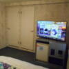 ホテルシティ(立川市/ラブホテル)の写真『301号室、テレビと洗面所ドア（左）トイレドア（右）』by もんが～