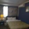 甲隆閣(新宿区/ラブホテル)の写真『202号室　室内全景。カーテンを開けると陽光たっぷりでした。』by angler