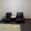 甲隆閣(新宿区/ラブホテル)の写真『203号室　椅子と小テーブル』by angler