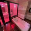 ﾎﾃﾙ FORSION(ﾌｫｰｼｮﾝ)(新宿区/ﾗﾌﾞﾎﾃﾙ)の写真『703号室 浴室+露天風呂(屋根の色と質の問題で晴れているとﾋﾟﾝｸ色の明るさになります』by ぴろりん