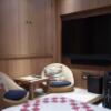 HOTEL 1.10.1(渋谷区/ラブホテル)の写真『32号室　ベッド位置からテレビ方向』by マーケンワン