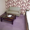 ホテルシティ(立川市/ラブホテル)の写真『208号室、テーブルとソファー』by もんが～