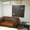 ニューポート(立川市/ラブホテル)の写真『105号室、テーブルとソファーなど』by もんが～