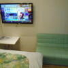 ホテルシティ(立川市/ラブホテル)の写真『306号室、テレビとテーブル、ソファー』by もんが～