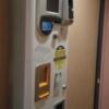 Will CIty(ウィルシティ)池袋(豊島区/ラブホテル)の写真『Will池袋205号室－精算機:部屋の玄関内に精算機があり、ここで清算を済ませないと扉の鍵が開かず外出できなくなってしまう。』by _Yama