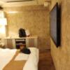 HOTEL KARIN(台東区/ラブホテル)の写真『303号室居室奥のラックとベッドの間隔が狭い』by あいりん