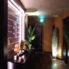 LUSSO CROCE ASIAN RESORT(横浜市南区/ラブホテル)の写真『６階、ルーム案内を左に見ての廊下の景色』by なめろう
