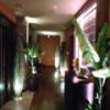 LUSSO CROCE ASIAN RESORT(横浜市南区/ラブホテル)の写真『６階、ルーム案内を右に見ての廊下の景色』by なめろう