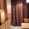 ホテル バリシアン(安八町/ラブホテル)の写真『301号室、冷蔵庫の入った棚とテーブル』by カートゥーン