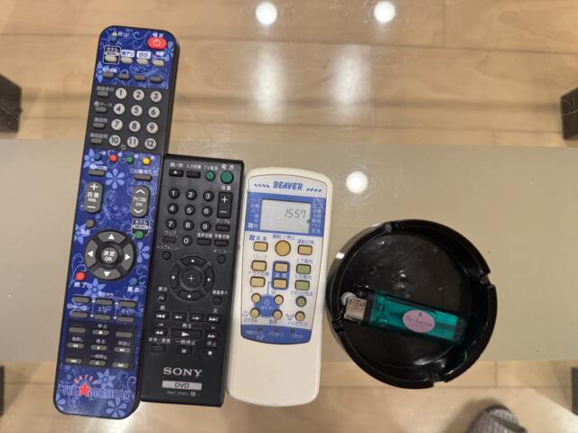 HOTEL The AMERICAN(アメリカン)(江戸川区/ラブホテル)の写真『206号室 リモコン類 正直どれがどれだかわからないw』by ネコシ