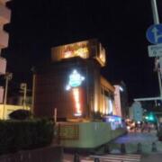 555motel湘南(藤沢市/ラブホテル)の写真『夜の外観です。(R7,4)』by キジ