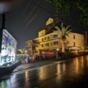 クローバーリーフ司(みやき町/ラブホテル)の写真『夜の外観』by Sparkle