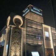 HOTEL Marrakech(マラケッシュ)(高崎市/ラブホテル)の写真『夜の外観』by まさおJリーグカレーよ