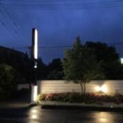 Villa Hills（ヴィラヒルズ）(全国/ラブホテル)の写真『夜の外観』by まさおJリーグカレーよ