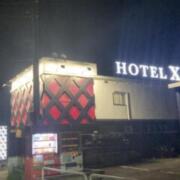 ホテル X（エックス）(坂井市/ラブホテル)の写真『夜の外観』by まさおJリーグカレーよ