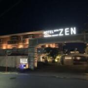 HOTEL ZEN横浜羽沢(横浜市神奈川区/ラブホテル)の写真『夜の外観』by まさおJリーグカレーよ