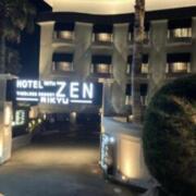 HOTEL ZEN RIKYU横浜羽沢(横浜市神奈川区/ラブホテル)の写真『夜の外観』by まさおJリーグカレーよ