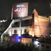 ホテル AZAD(全国/ラブホテル)の写真『外観と駐車場入口(昼)』by 少佐