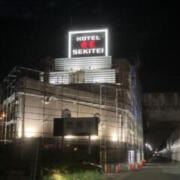 HOTEL SEKITEI(市川市/ラブホテル)の写真『夜の外観』by まさおJリーグカレーよ