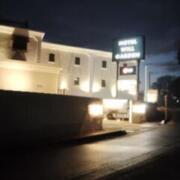 WILL ガーデン日高(日高市/ラブホテル)の写真『外観夜』by じんだいじ
