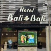 Hotel BaliBali Shin-Okubo(BaliBali 新大久保）(新宿区/ラブホテル)の写真『昼の外観(正面)』by tkctkc