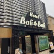 Hotel BaliBali Shin-Okubo(BaliBali 新大久保）(新宿区/ラブホテル)の写真『昼の外観(左から)』by tkctkc