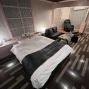 HOTEL STYLISH 垂水(全国/ラブホテル)の写真『213号室。12/24 昼6時間利用で約7000円。部屋は無駄に広い笑。ので、空調の効きが悪く最初寒かった。空調は天井埋込みは壊れてて、奥のマッサージチェアの上にある白のです。部屋には湯沸かし器ありませんが、ウォーターサーバーあるので大丈夫です。』by おちゃまー