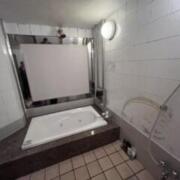 HOTEL STYLISH 垂水(全国/ラブホテル)の写真『213号室。12/24 昼6時間利用で約7000円。部屋は無駄に広い笑。ので、空調の効きが悪く最初寒かった。空調は天井埋込みは壊れてて、奥のマッサージチェアの上にある白のです。部屋には湯沸かし器ありませんが、ウォーターサーバーあるので大丈夫です。』by おちゃまー